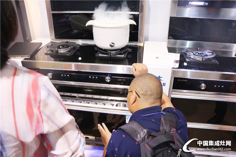 【上海厨卫展】扛起厨房的半边天，对科大集成灶来说轻松不是一点点！——展会现场