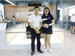 中国集成灶网记者与力巨人营销总监高海峰先生（左）合影