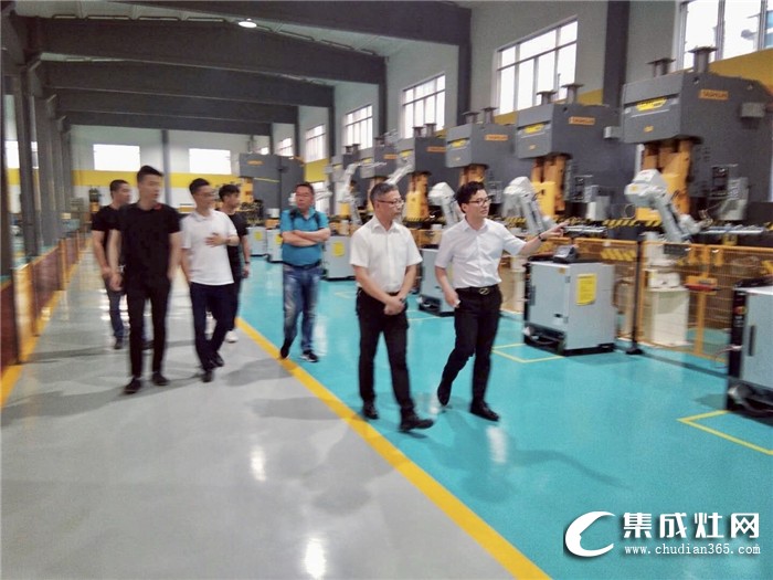 雅士林集成灶：上海燃气设备计量检测中心领导前来参观