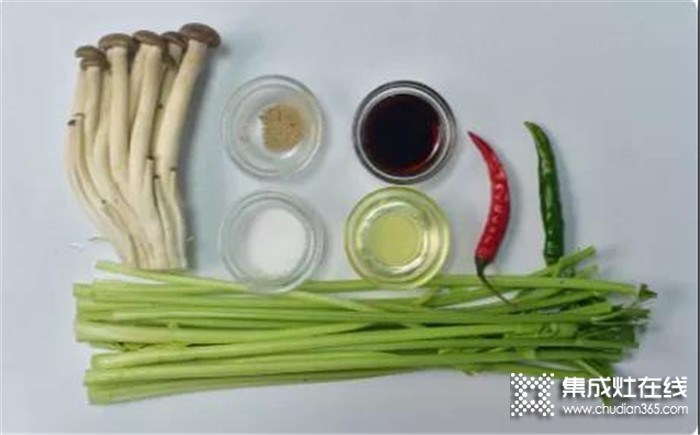 浙派美食，芹菜炒蟹味菇，简单的食材，不一样的口感