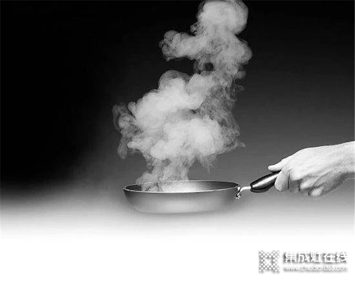 厨房油烟危害大，奥帅畅排蒸烤消一体集成灶来保护你！