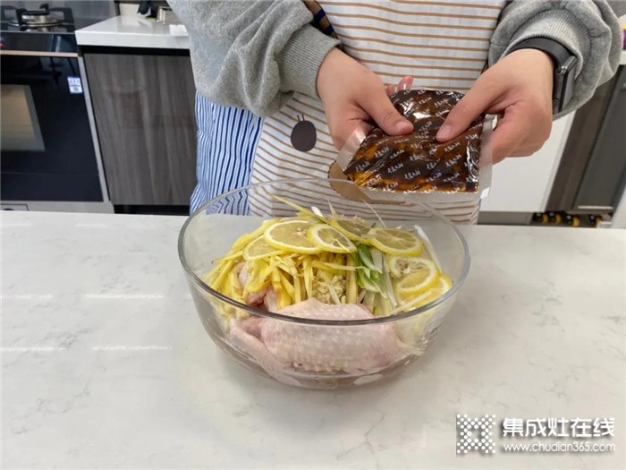 火星人集成灶制作的焦香酥嫩的柠檬干锅烤翅，保证你吃了还想要！