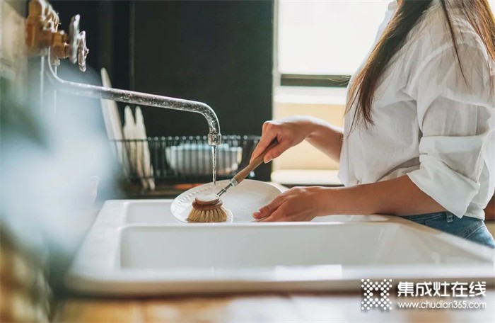 美大集成灶：洗碗机的发明，让洗碗变得简单还是复杂？
